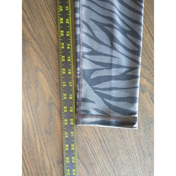 Old Navy Active Elevate Leggings. Women's XS High Rise. Gray Tiger Stripe. - Picture 7 of 8
